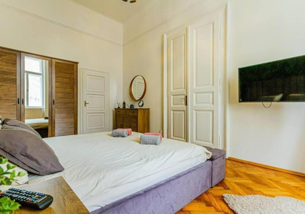 Luxury Apartment By The Famous Vaci Street Будапеща Екстериор снимка